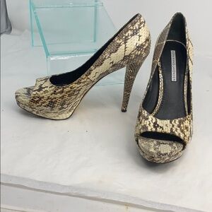 Vera Wang Lavender Sz 7.5M Selima Peep Toe Heels